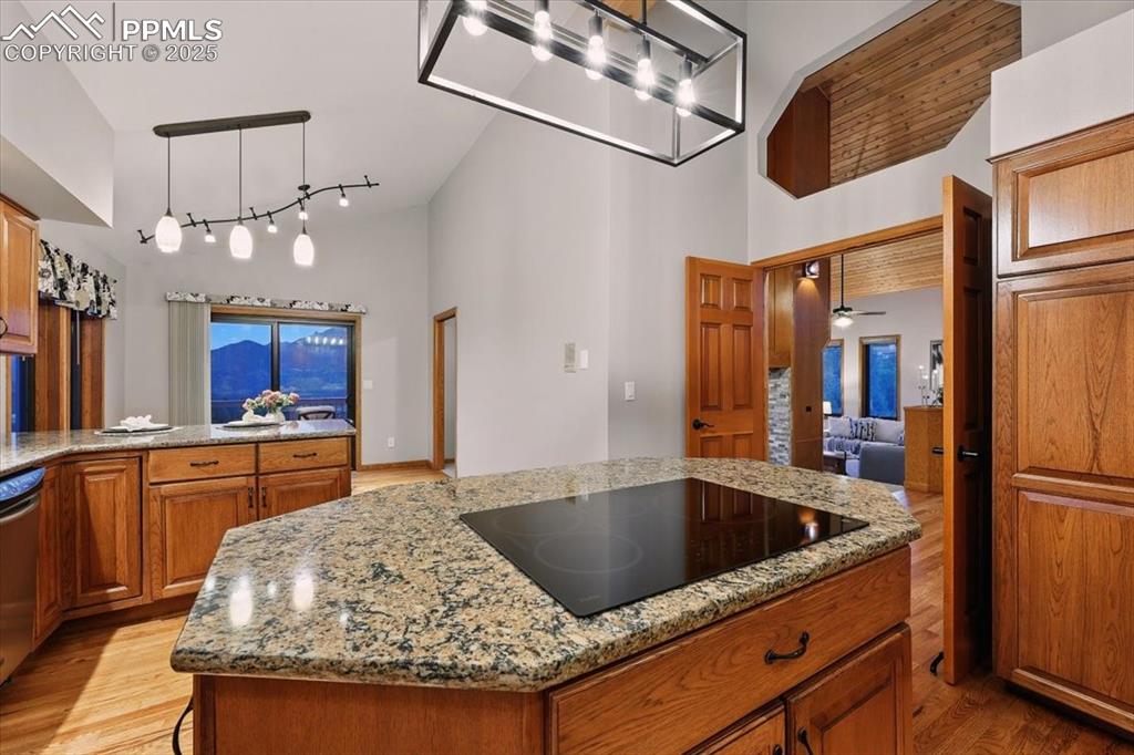 Image 14 of 50: Kitchen