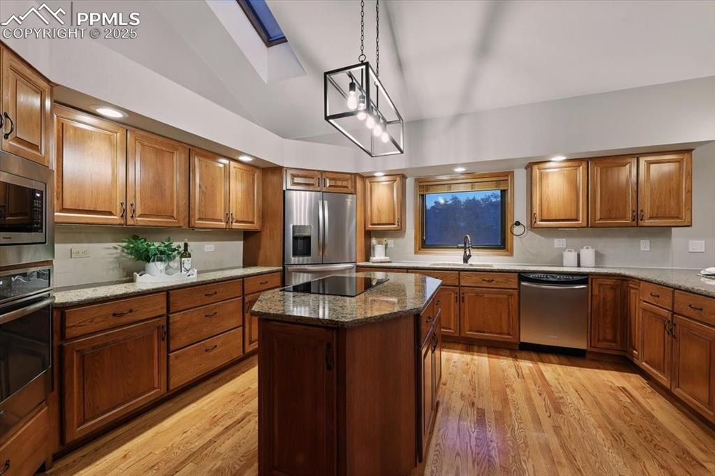 Image 15 of 50: Kitchen