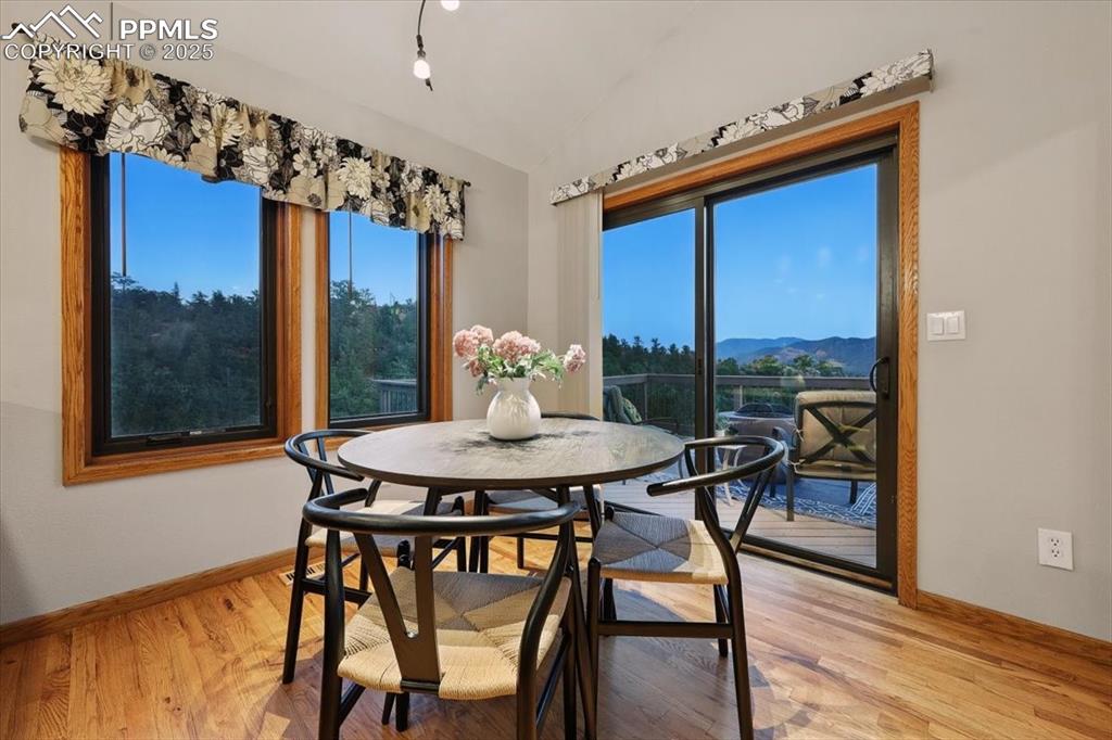 Image 16 of 50: Dining Area