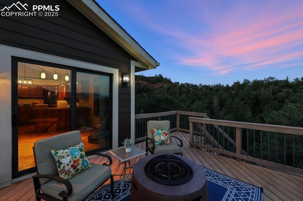 Image 17 of 50: Deck