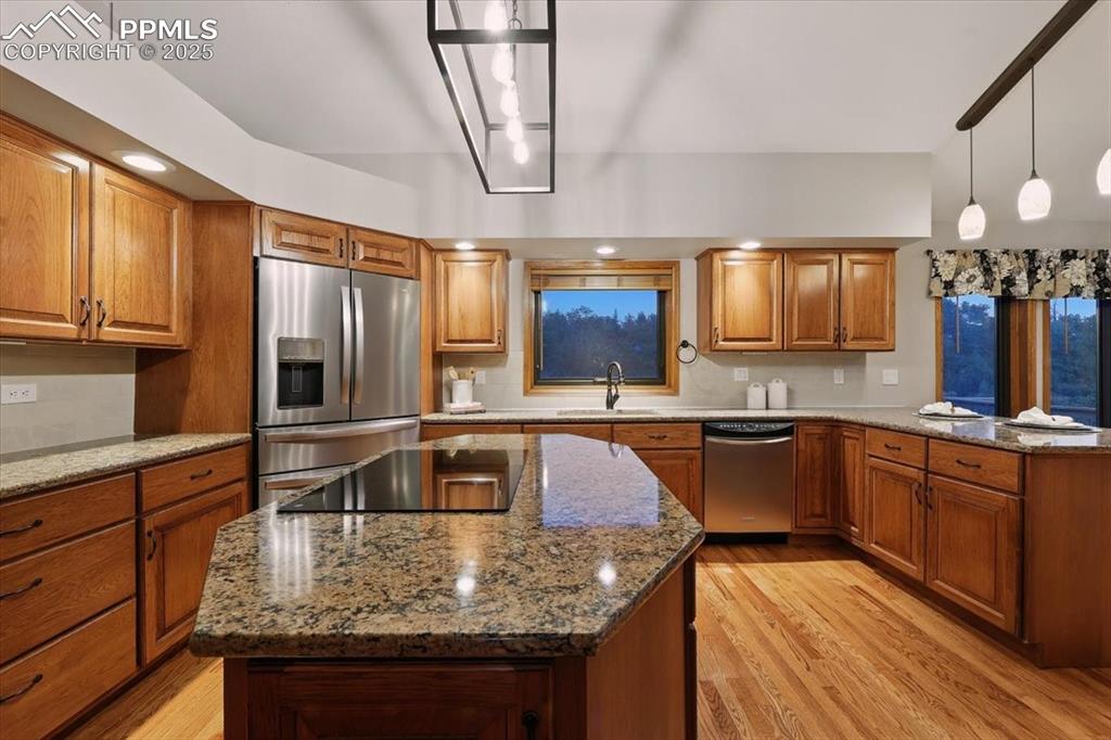 Image 18 of 50: Kitchen