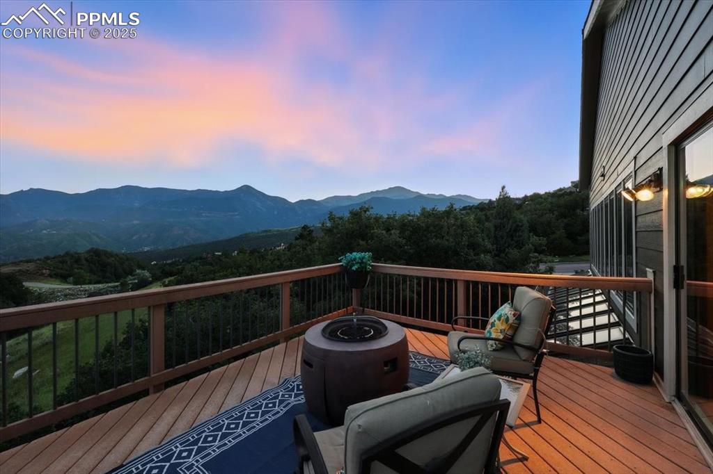 Image 21 of 50: Deck