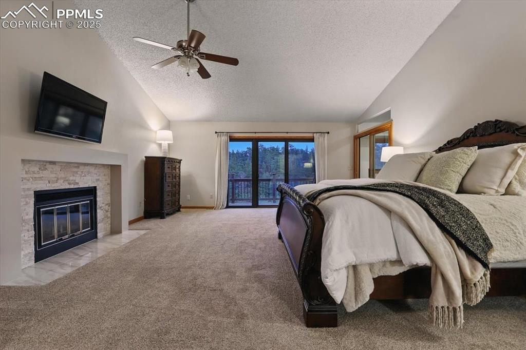 Image 22 of 50: Bedroom