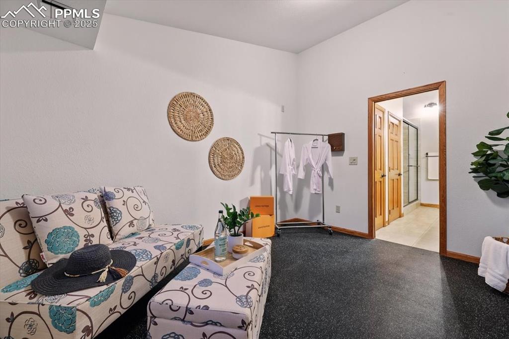 Image 26 of 50: Living Room