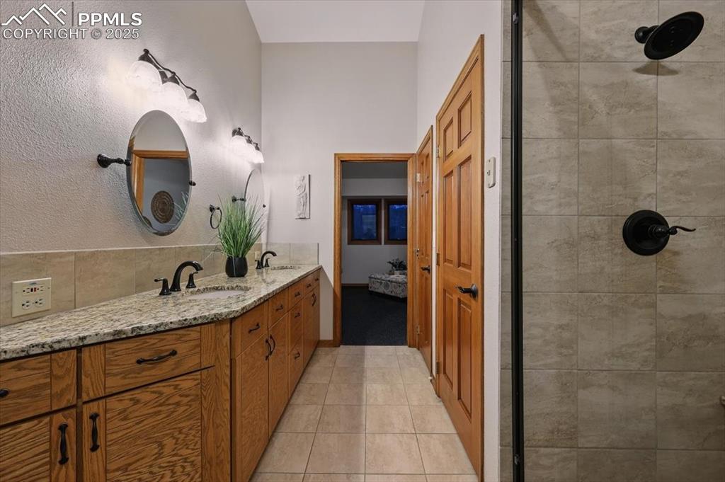 Image 27 of 50: Bathroom