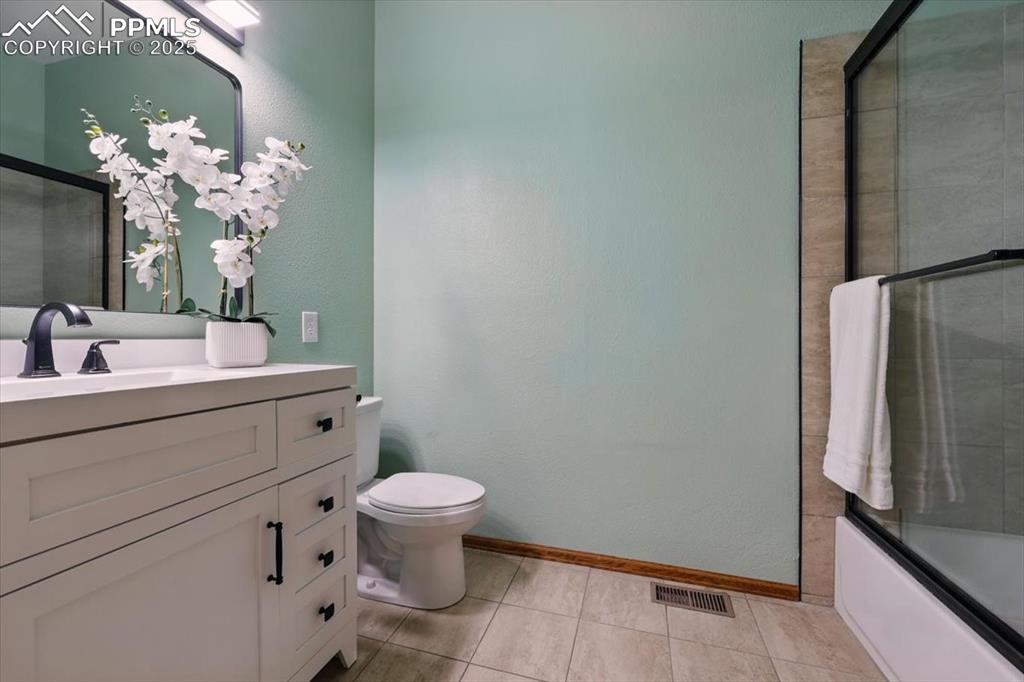 Image 28 of 50: Bathroom