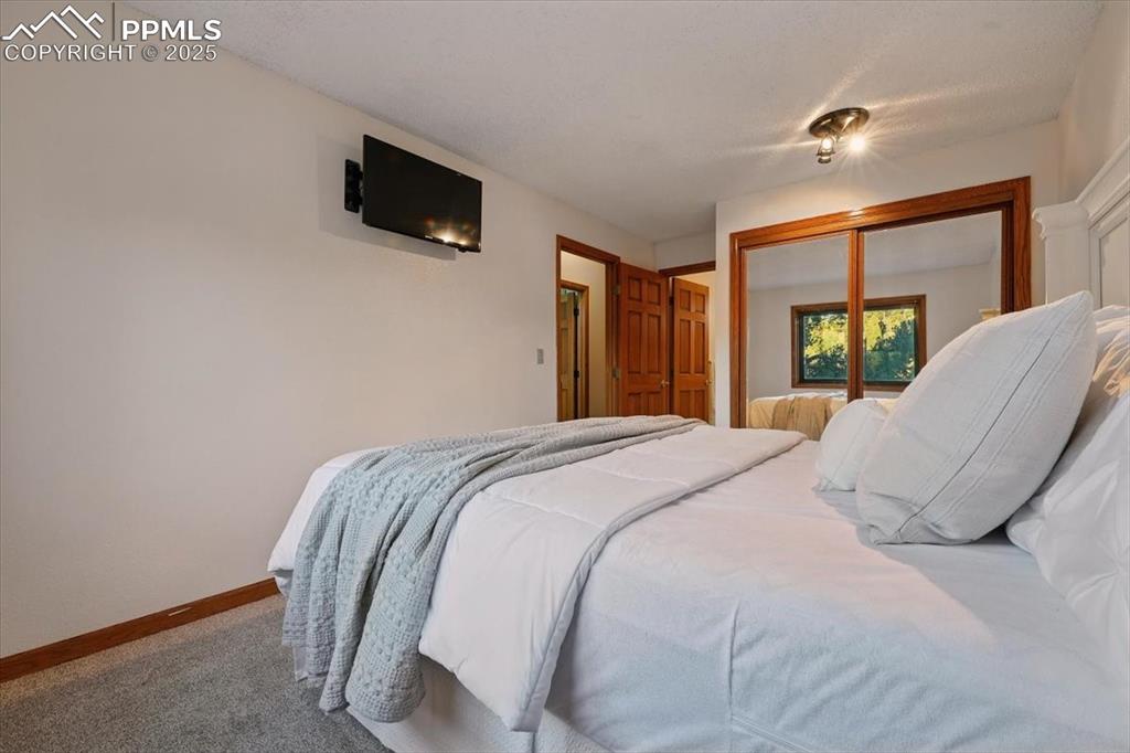 Image 30 of 50: Bedroom