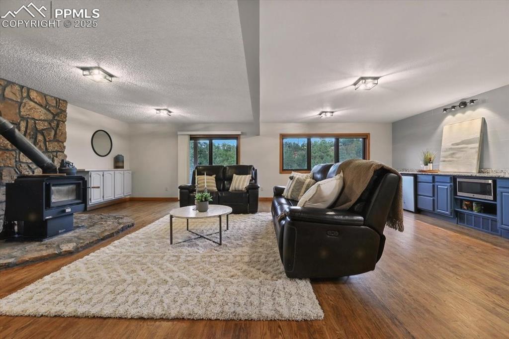 Image 31 of 50: Living Room