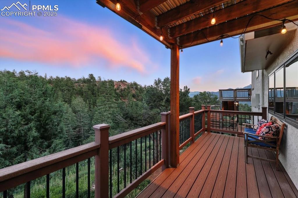 Image 32 of 50: Deck