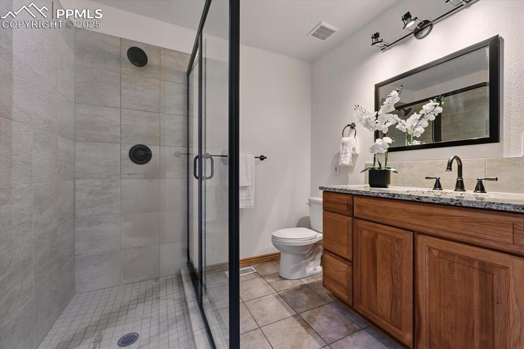 Image 33 of 50: Bathroom