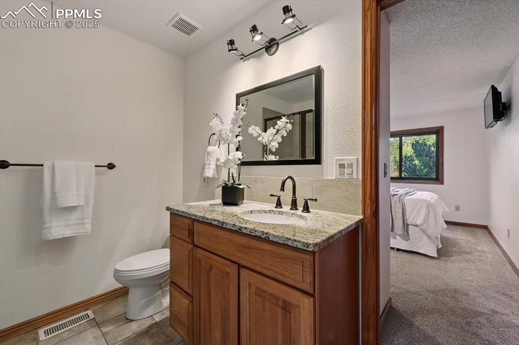 Image 34 of 50: Bathroom