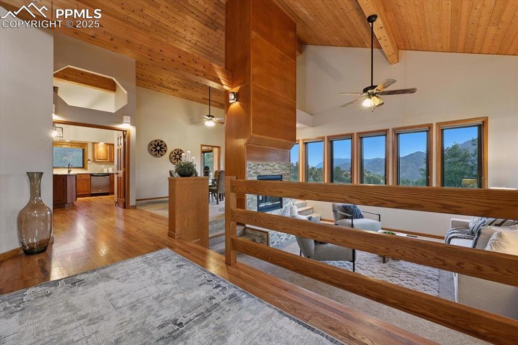 Image 4 of 50: Living Room