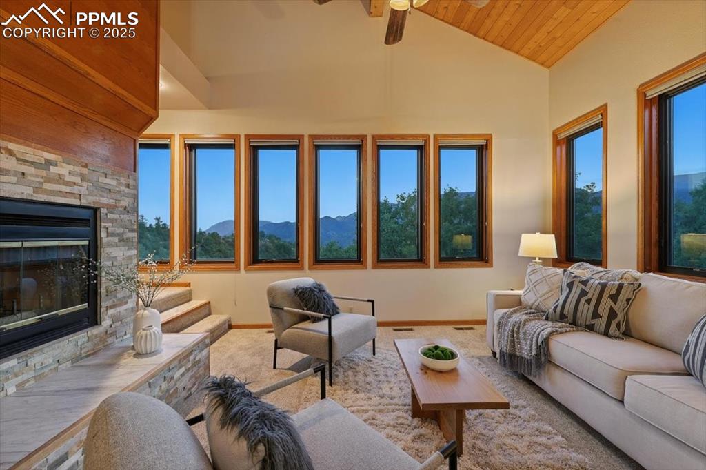 Image 5 of 50: Living Room