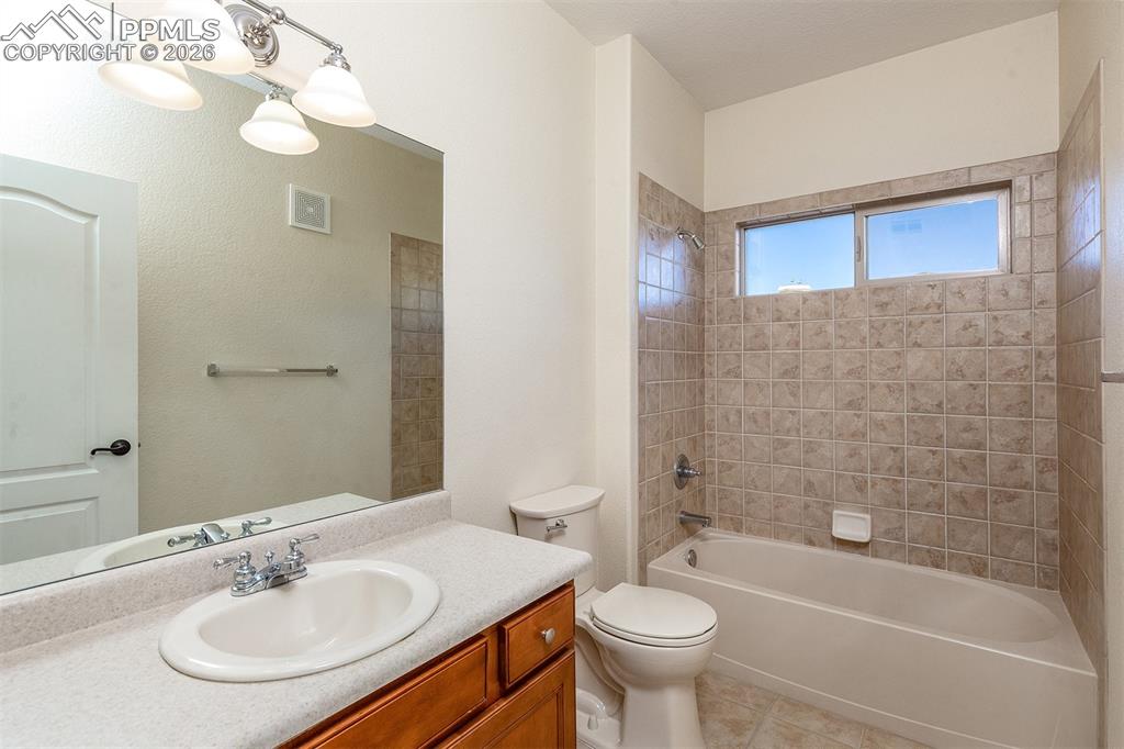 Image 19 of 26: Bathroom