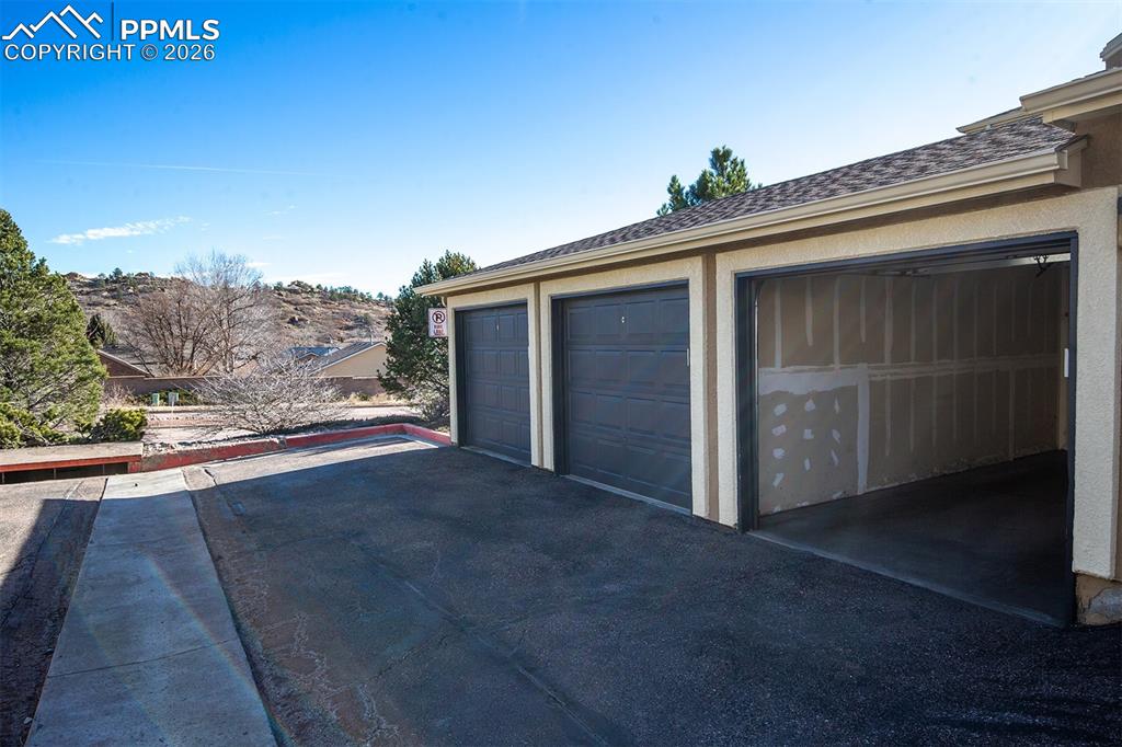 Image 22 of 26: Garage