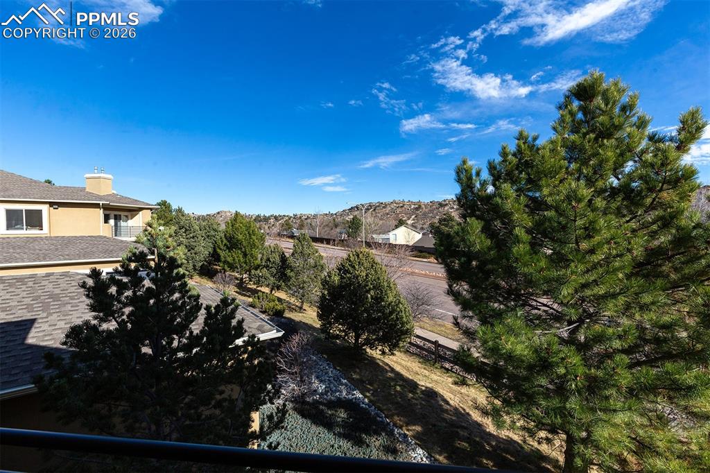 Image 24 of 26: Yard