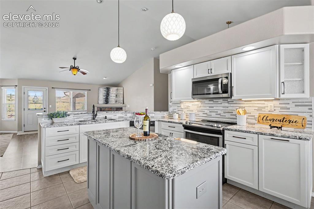 Image 10 of 40: Kitchen