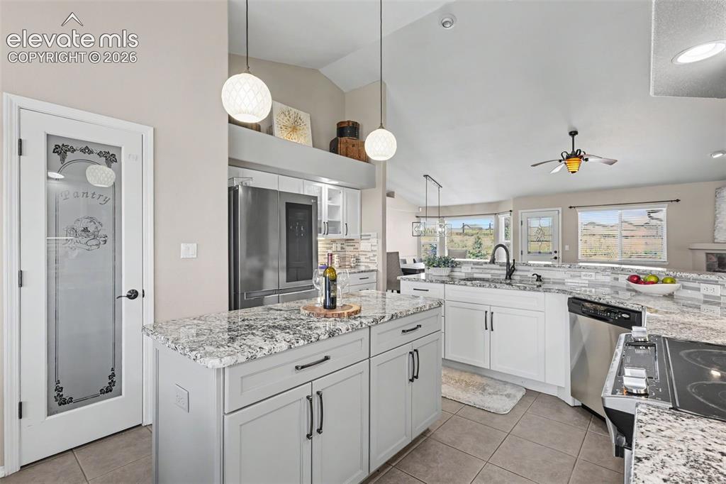 Image 11 of 40: Kitchen