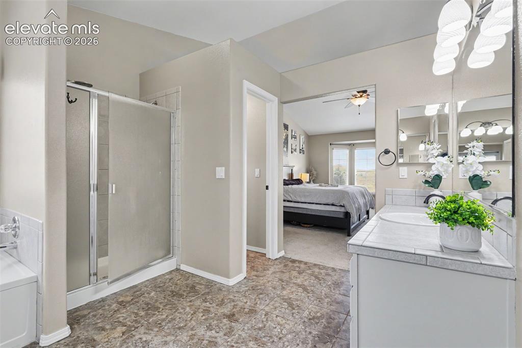 Image 16 of 40: Bathroom