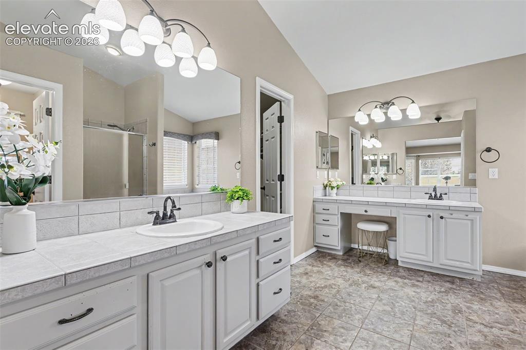 Image 17 of 40: Bathroom