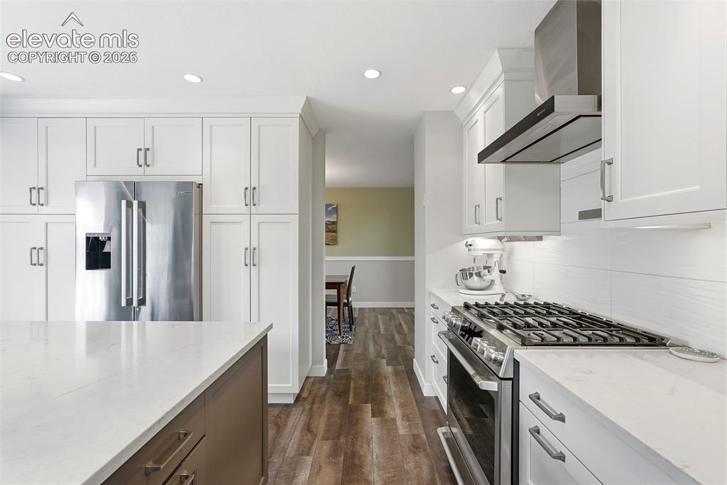 Image 11 of 50: Plenty of counter space
