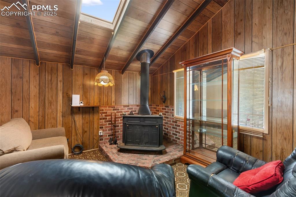 Image 17 of 46: Living Room