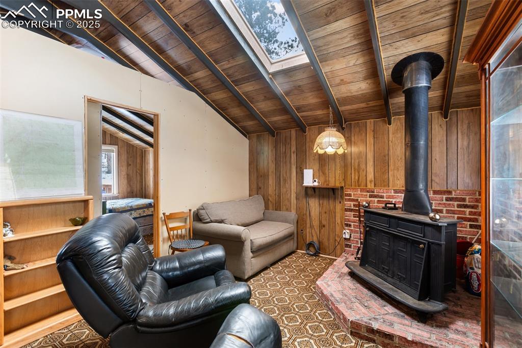 Image 18 of 46: Living Room