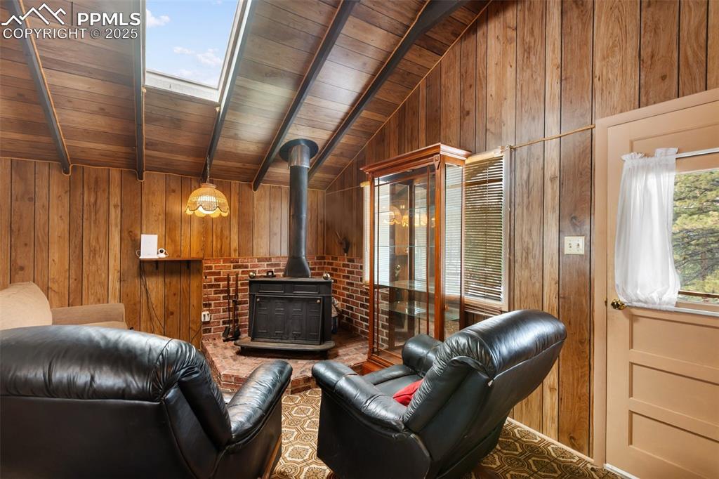 Image 19 of 46: Living Room