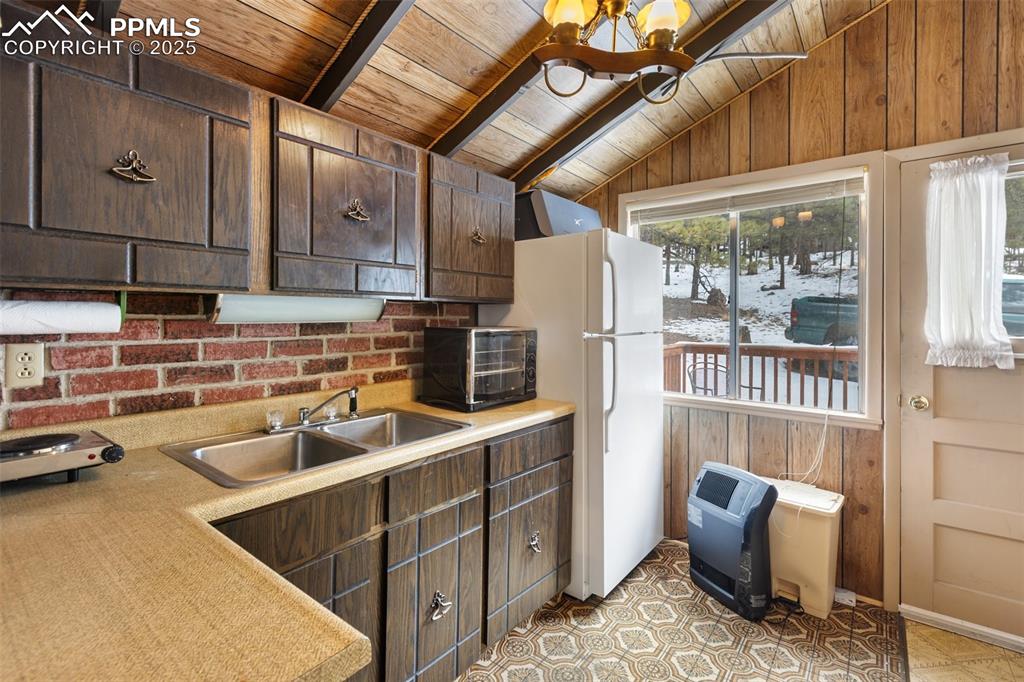 Image 20 of 46: Kitchen