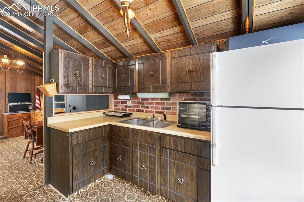 Image 21 of 46: Kitchen