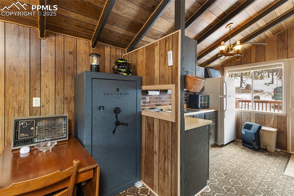 Image 22 of 46: Kitchen