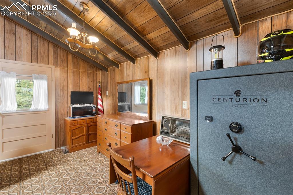 Image 23 of 46: Living Room