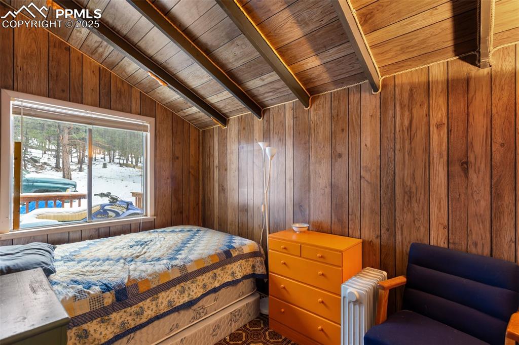 Image 25 of 46: Bedroom