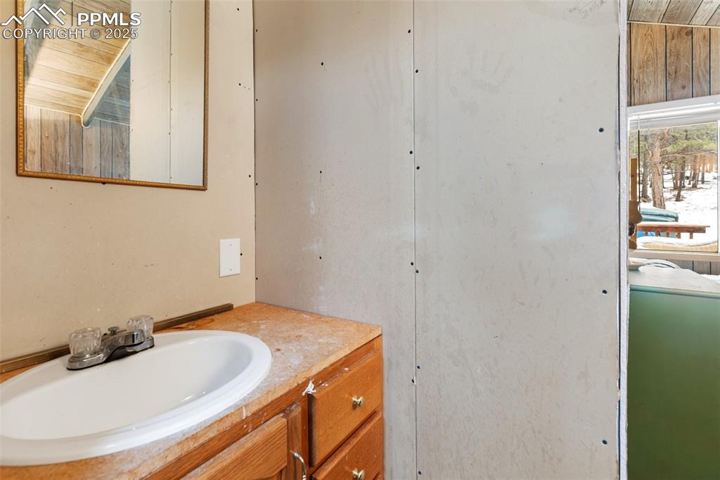 Image 26 of 46: Bathroom