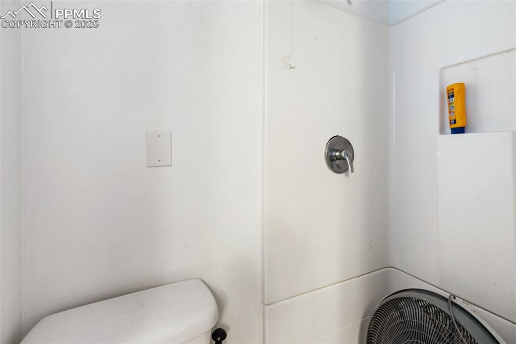 Image 27 of 46: Bathroom