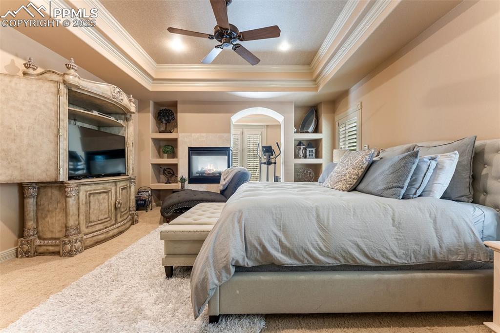 Image 17 of 50: Primary bedroom