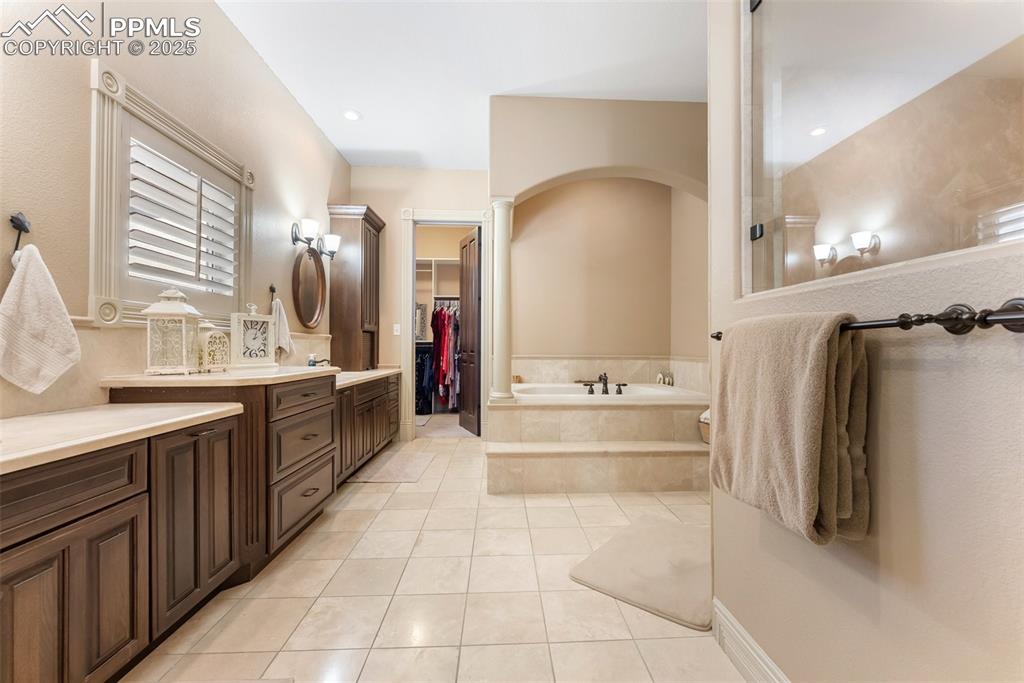 Image 22 of 50: Walk-in shower, jetted tub and walk-in closet