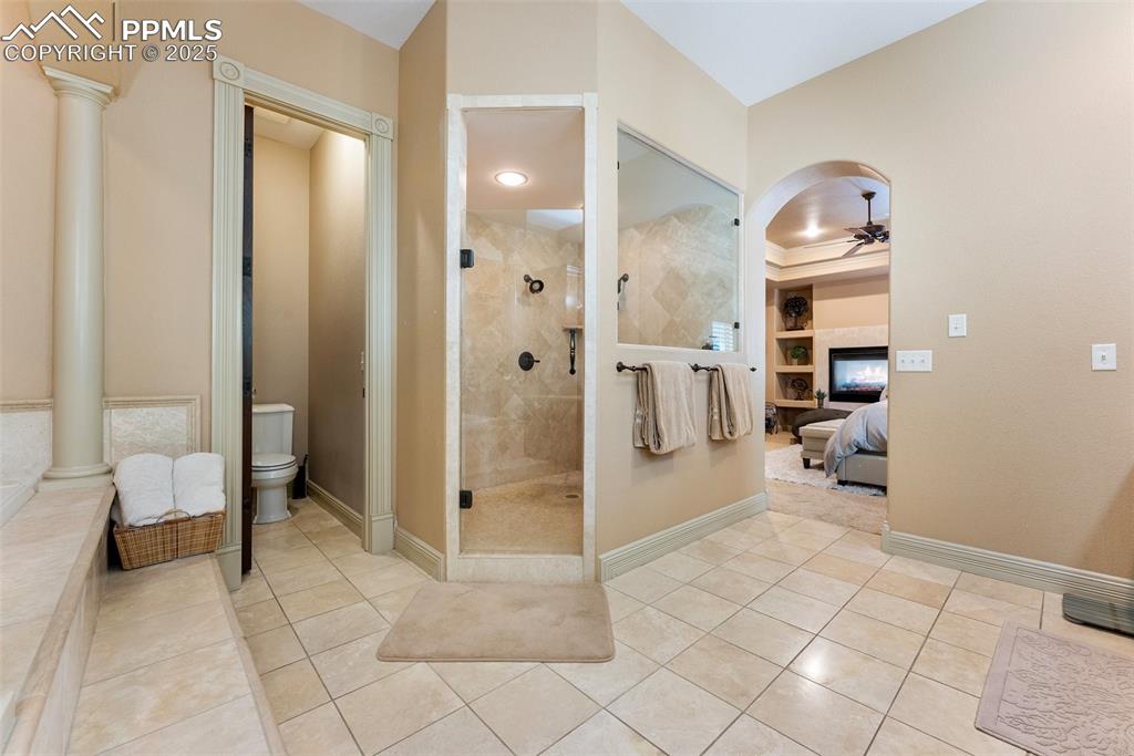 Image 23 of 50: Bathroom