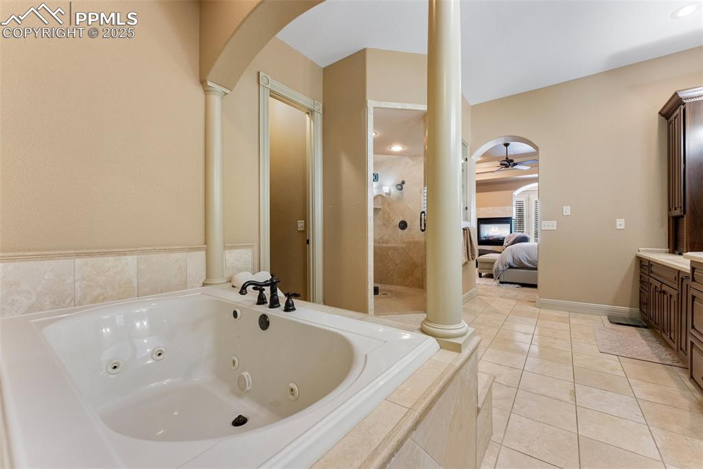 Image 24 of 50: Spa like-jetted tub to wind down in the eveings