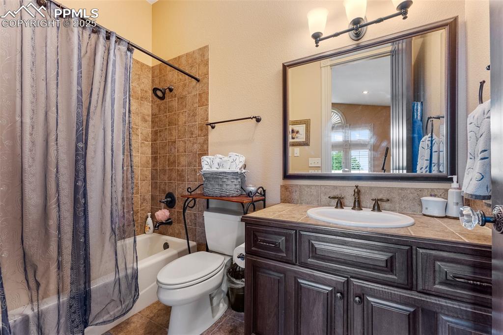 Image 29 of 50: Second full bathroom