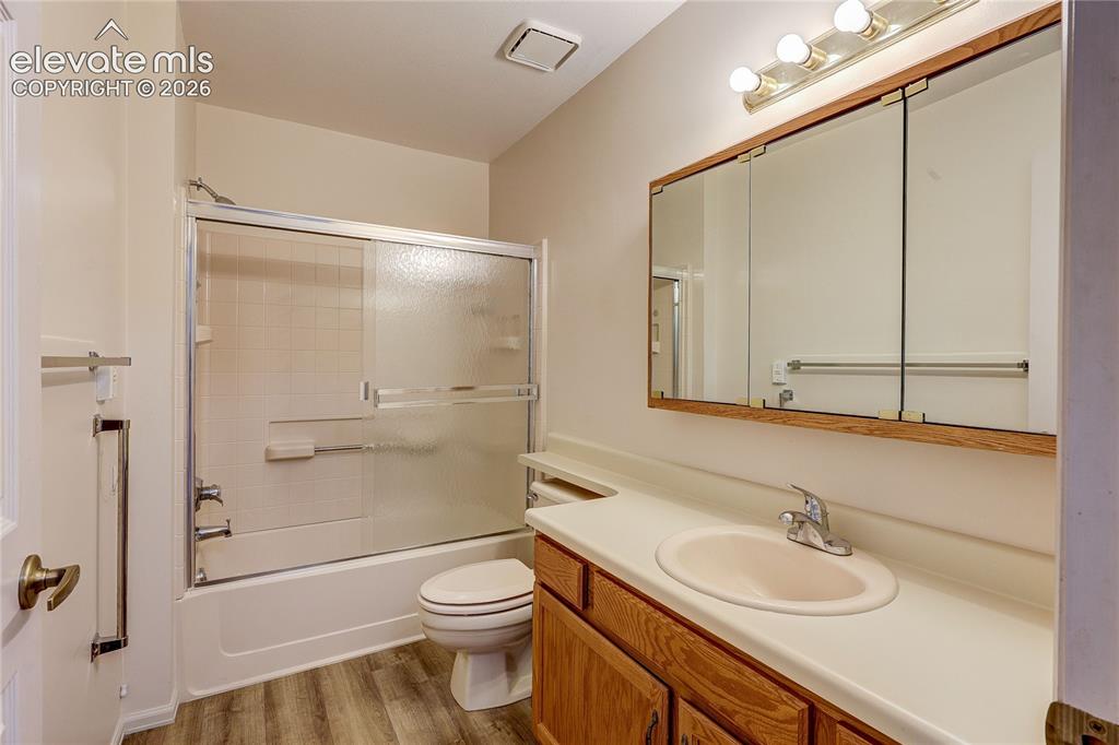 Image 22 of 41: Bathroom