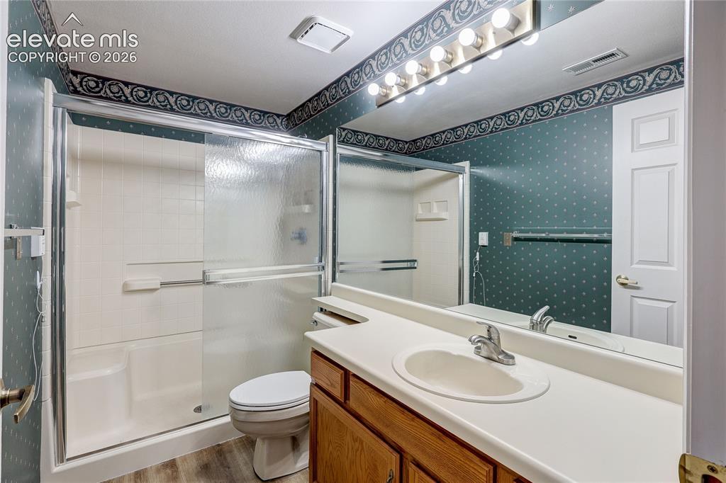 Image 32 of 41: Bathroom