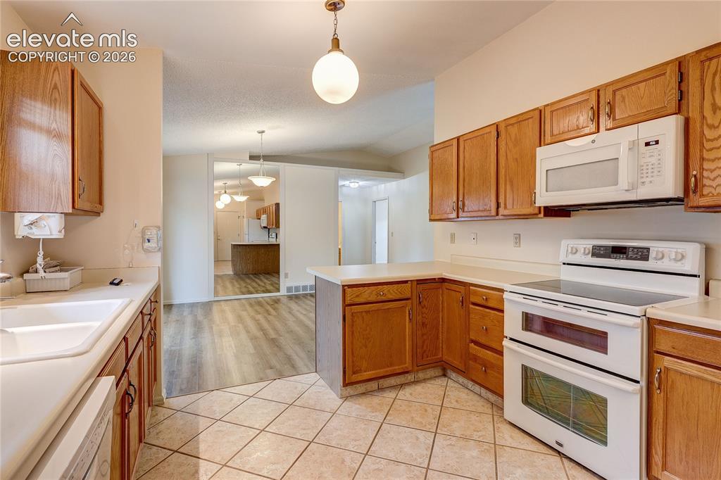 Image 7 of 41: Kitchen