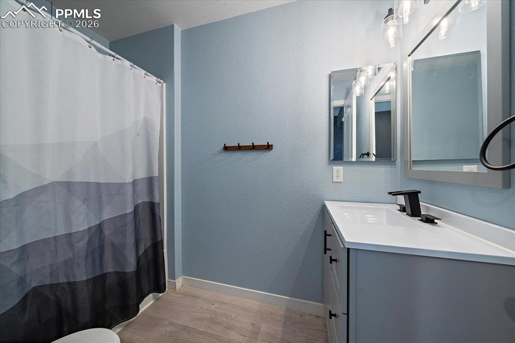 Image 11 of 27: Bathroom