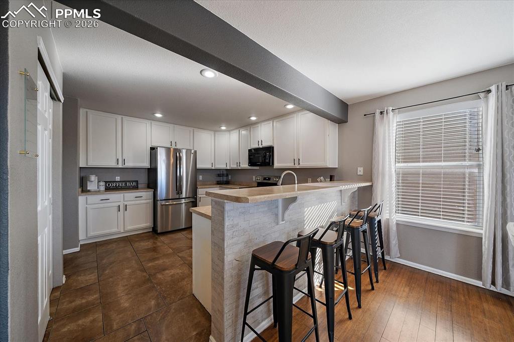 Image 13 of 27: Kitchen