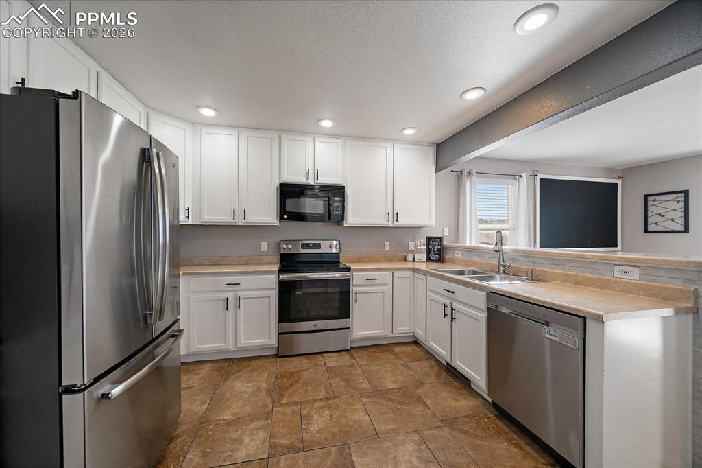 Image 15 of 27: Kitchen