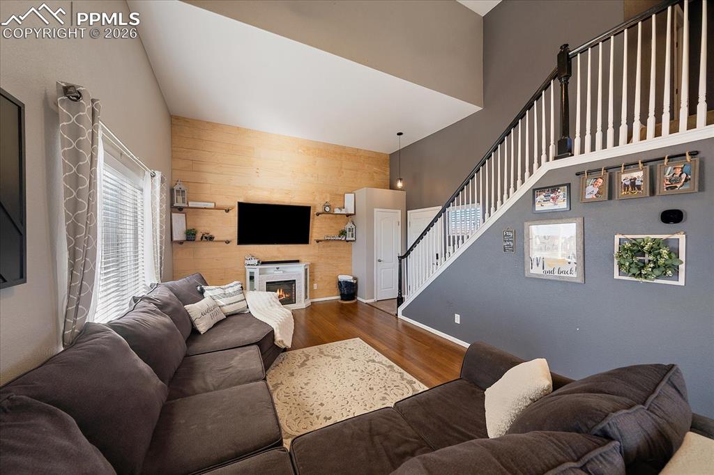 Image 19 of 27: Living Room