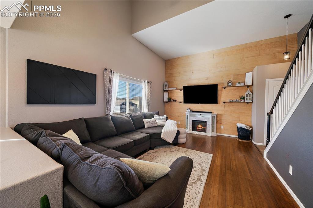 Image 20 of 27: Living Room