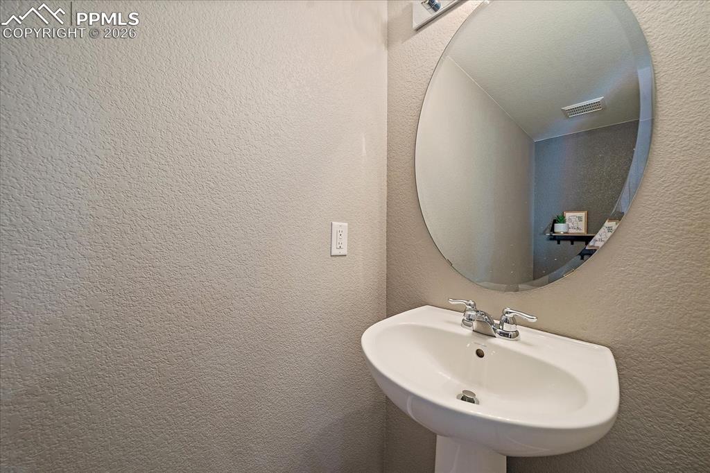 Image 23 of 27: Bathroom