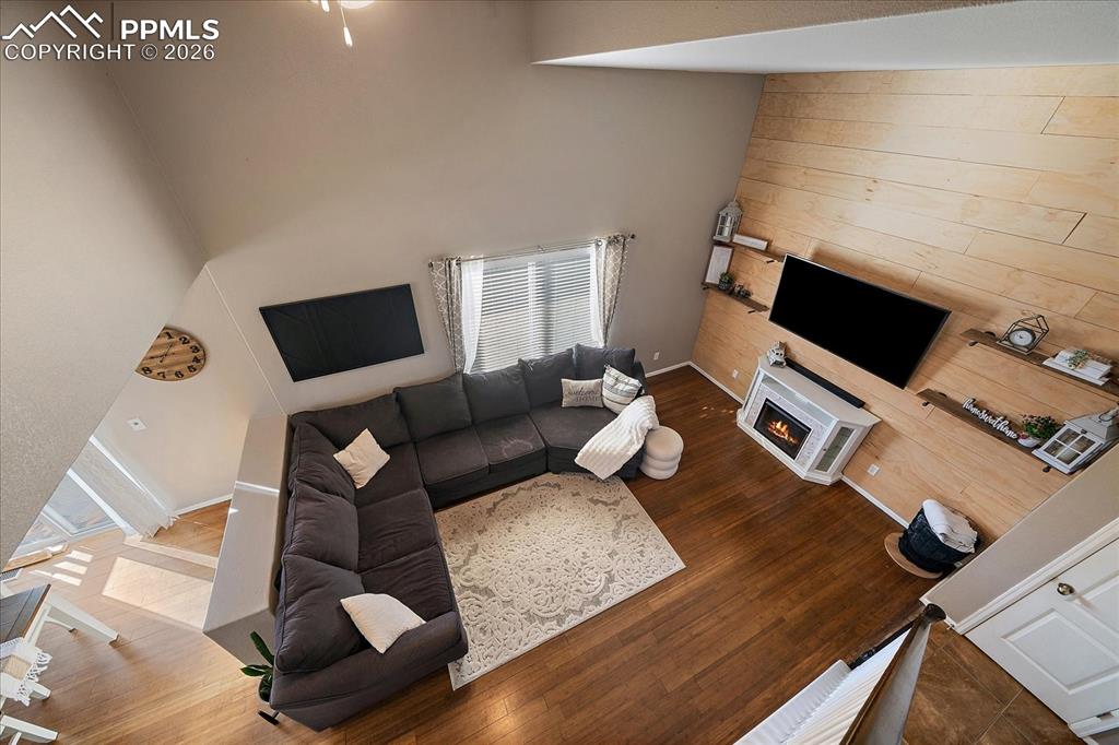 Image 24 of 27: Living Room